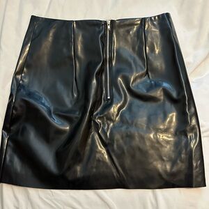 HM BLACK FAUX PATENT LEATHER MINI SKIRT